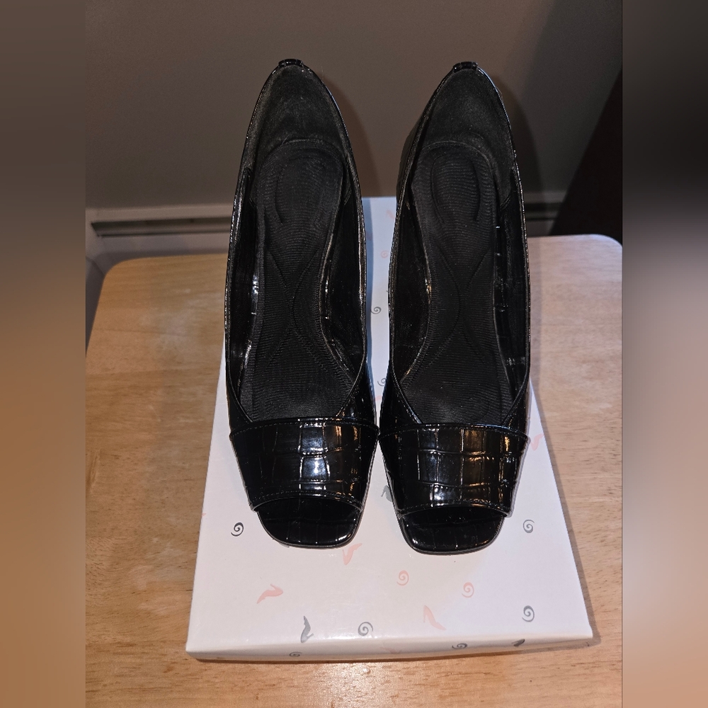 Dress Barn Dayzon Black Patent Leather Embossed Crocodile Peep-Toe Women's Shoes